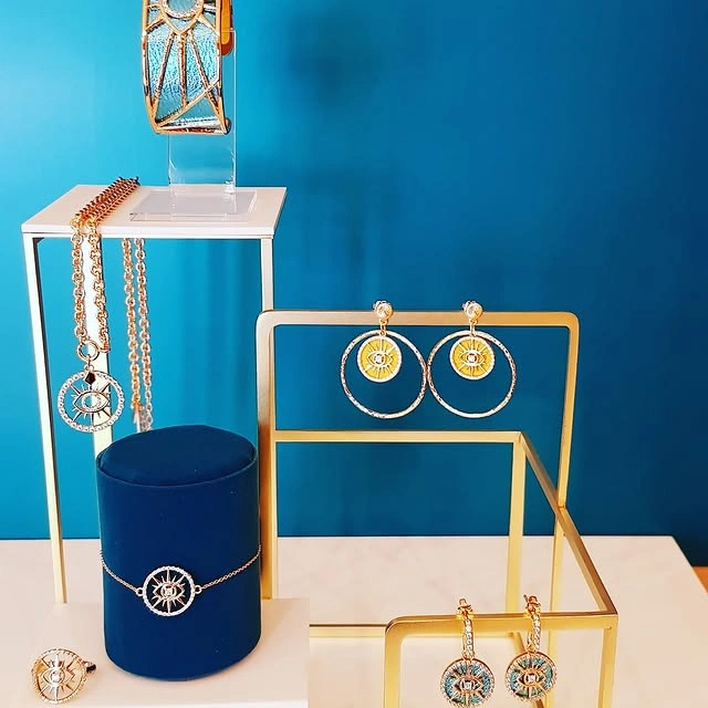Vitrine boucles d'oreilles élégantes - Collection Bijouterie Degeye Braine-l'Alleud