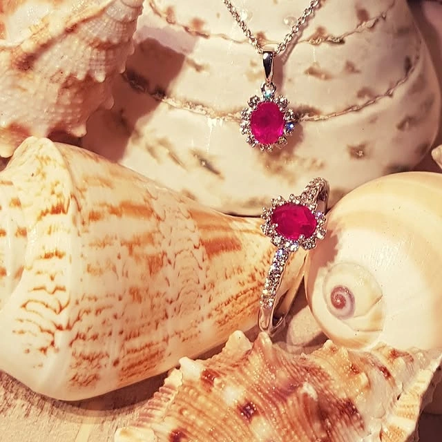 Collier en or fin et pendentif - Collection bijoux fantaisie chez Degeye