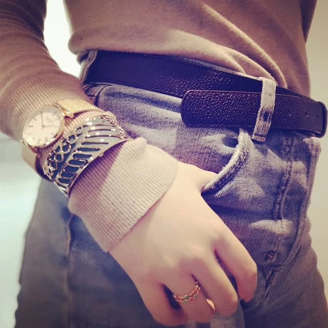 Montre Cluse et bracelets empilables au poignet - Tendance bijoux chez Degeye