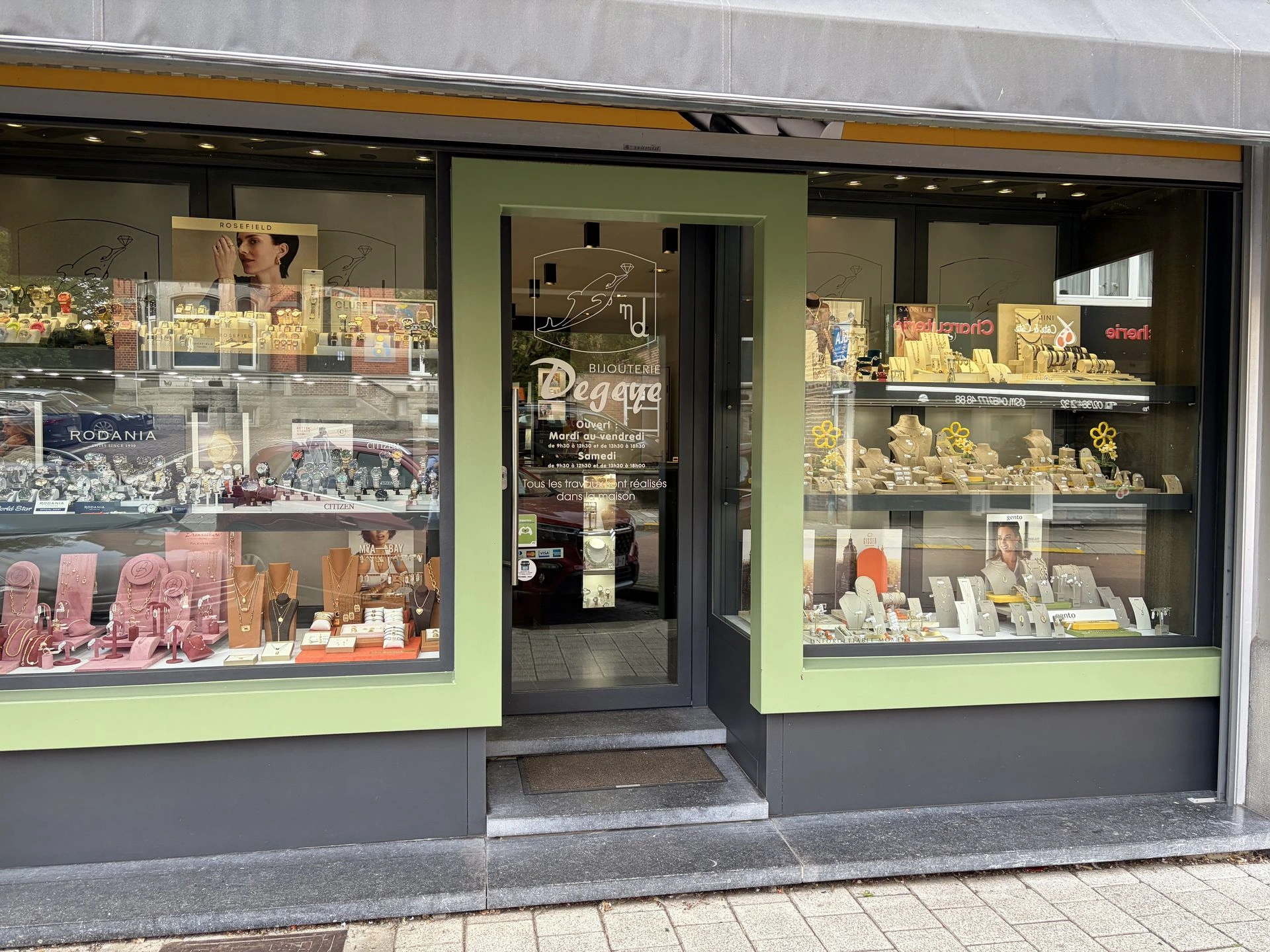 Entrée de la bijouterie horlogerie Degeye, boutique de bijoux à Braine-l'Alleud en Belgique