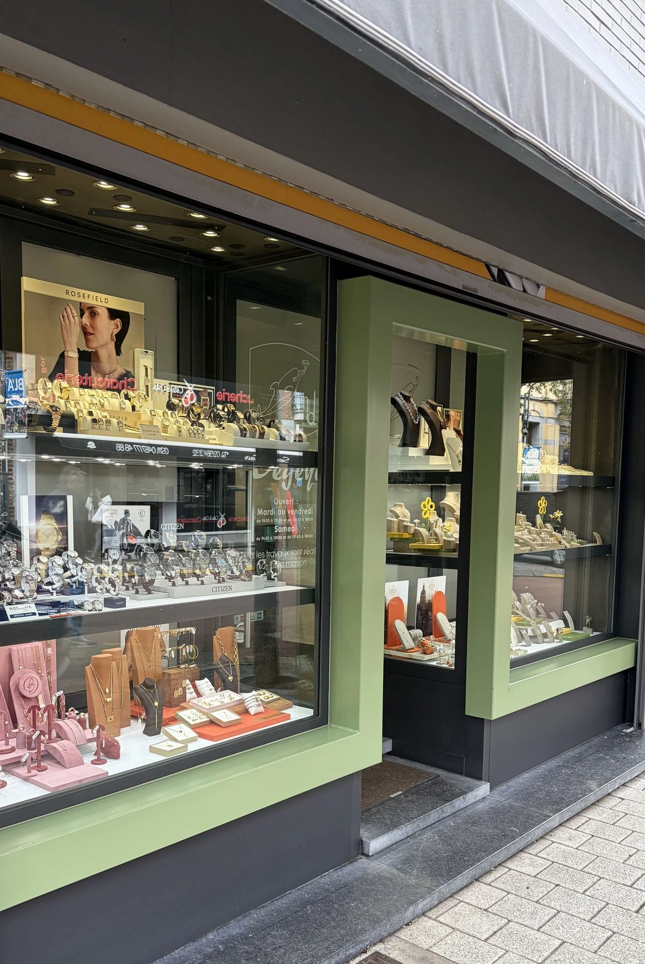 Vitrine extérieure de la Bijouterie Degeye à Braine-l'Alleud avec bijoux en or et argent